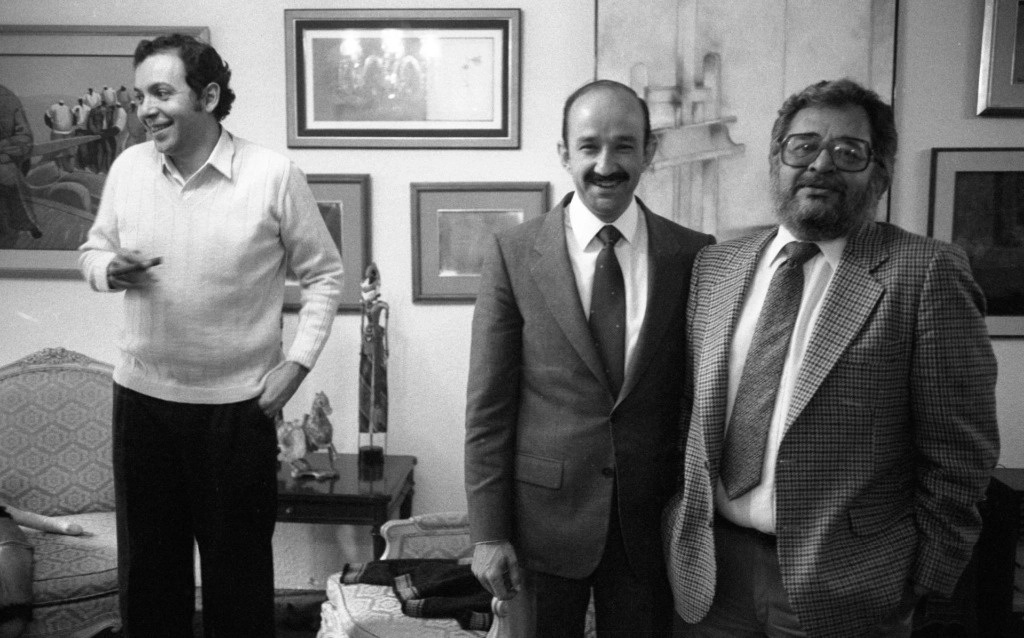 A la izquierda, el escritor Héctor Aguilar Camín; Carlos Salinas de Gortari y el periodista León García Soler, en una reunión en 1986.