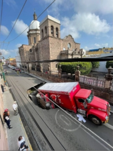 Dos vehículos cayeron al socavón que se formó en calles de la ciudad de Irapuato, Guanajuato. Foto 'La Jornada'