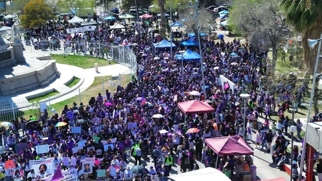 MULTITUD JUAREZ MUJERES 8AM